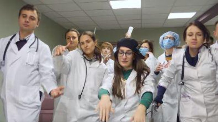 Украинские врачи зачитали рэп про антибиотики