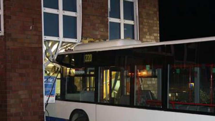 В Германии пассажирский автобус врезался в банк