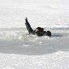 Суровые морозы: рыбак вмерз в лед 