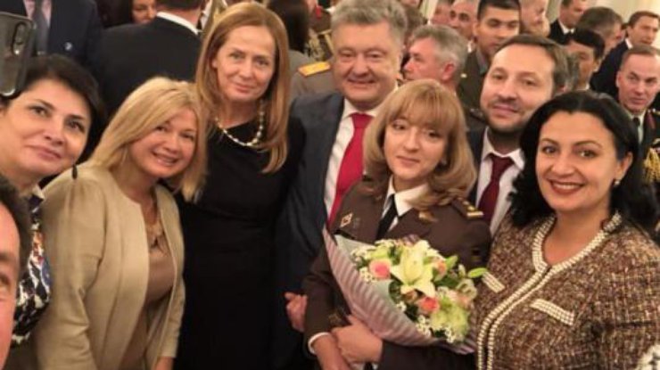 Петр Порошенко впервые присвоил звание генерала женщине