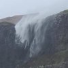 Водопад из-за шторма "улетел" в небо: невероятное видео 