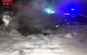 В Киеве пылают два авто 