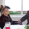 Столетняя женщина вышла замуж за молодого избранника
