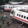 На Тайване потерпел крушение поезд: жуткие фото с места аварии