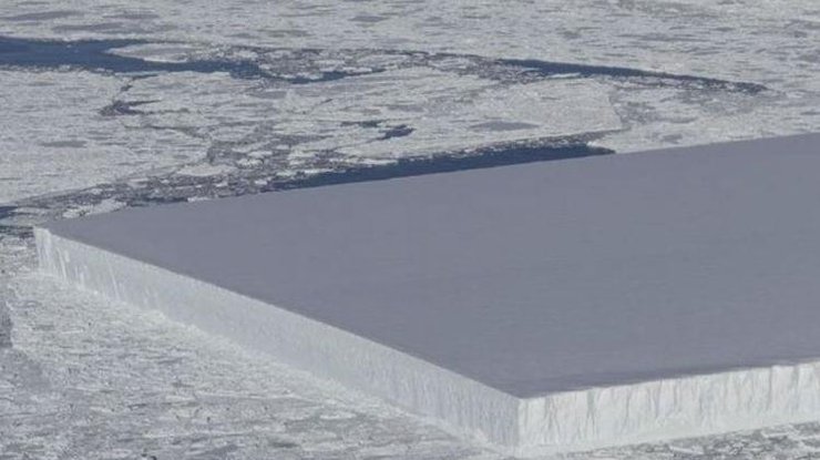 Прямоугольнрый Айсберг A68, отколовшийся от ледника Ларсена
