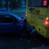 В Киеве авто на скорости "влетело" в троллейбус с пассажирами (видео)
