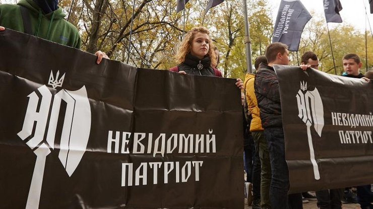 Активісти скандують "Геть лобіста і служителя олігархів Віталія Трубарова"