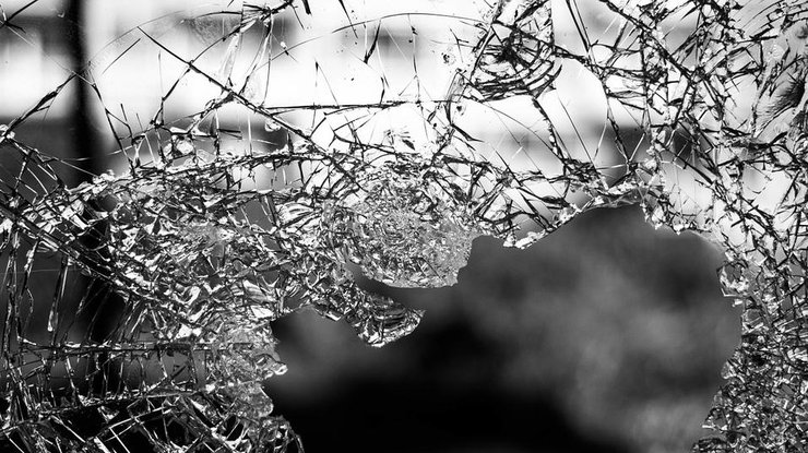 Пенсионер ночью выходил на улицу и бросал камень в лобовое стекло автомобиля. Илл.: pixabay.com