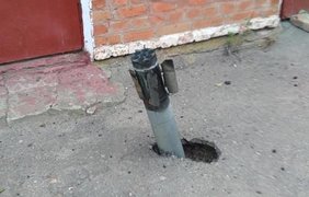 Снаряд, застрявший в асфальте на улице Ични. Фото: uezd.com.ua