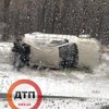 Снегопад в Киеве: более 50 аварий "остановили" движение (фото)