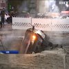 У центрі Києва затонуло таксі