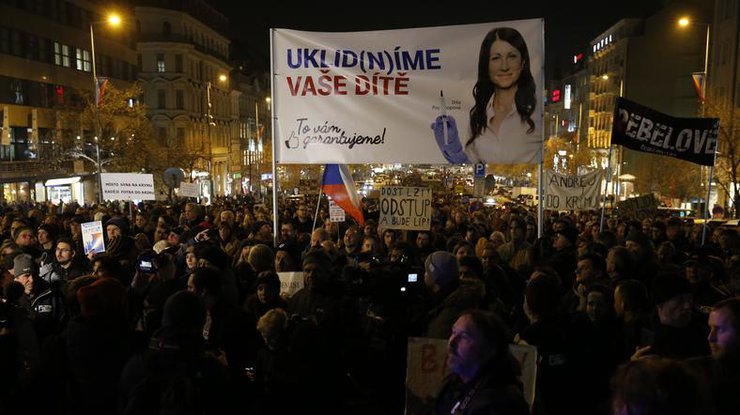 Жители Праги вышли на улицы. Фото: Petr Horník, Právo