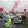 Масові протести у Франції: автомобіль "влетів" у натовп протестувальників