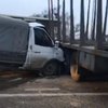 Под Киевом авто "влетело" в лесовоз: движение парализовано 