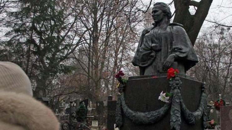 Дело о разграблении памятника Лесе Украинке направлено в суд. Фото: Михаил Сидоржевский/Facebook