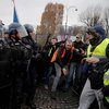 В Париже слезоточивым газом разогнали протестующих (фото)