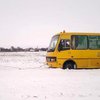 Под Киевом в снегу застряли школьный автобус и "скорая" (видео)