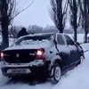 В Украине почти тысяча авто застряли в снежном "плену" (видео)