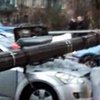 В Киеве на автомобиль во время движения упал столб (фото) 