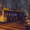 В Киеве троллейбус без тормозов вылетел на тротуар