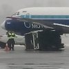 В аэропорту "Киев" самолет столкнулся с генератором 