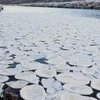 Невероятные кадры: реку в Шотландии заполнили ледяные "блины"