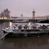 В Париже жилая баржа ушла под воду 