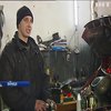 У Вінниці незрячий волонтер ремонтує техніку для бійців АТО
