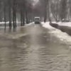 Район превратился в "озеро": в Киеве вода сорвала асфальт (видео)