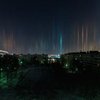 В небе над Петербургом появились световые столбы