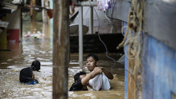 На Индонезию обрушились масштабные наводнения, есть жертвы