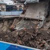 В Харькове дом провалился под землю в канализацию (видео)