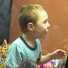 Ребенок застрял в автомате с игрушками (видео)