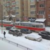 В Киеве пешеходы "помогли" автомобилю перепарковаться (фото)