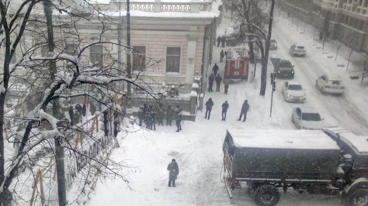 Примерно 20 полицейских экипажей стоят на Парковой аллее до улицы Грушевского