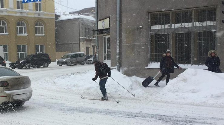 В Харьков пришел снегопад.