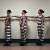 В американской тюрьме всех женщин держат в цепях (фото)