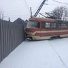 В Запорожье трамвай на полном ходу влетел в забор (фото)