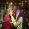 Індуси зустріли весну "святом кольорів" (відео)