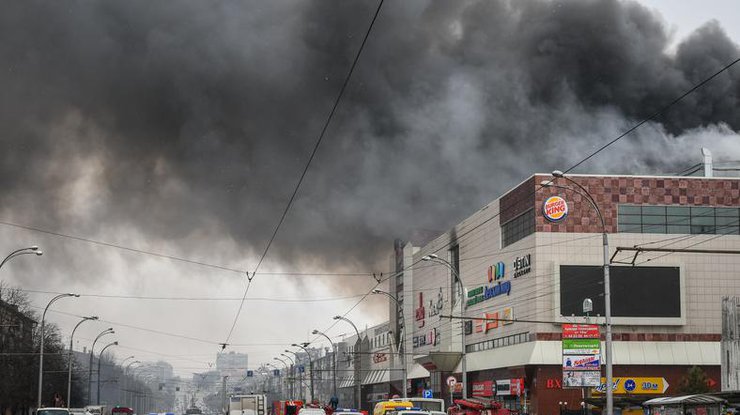 В Кемерово вспыхнул пожар в кинотеатре торгового центра.