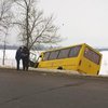 В Сумской области школьный автобус с детьми съехал в кювет