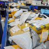 Мужчина спрятался в посылке и ограбил "Новую почту"