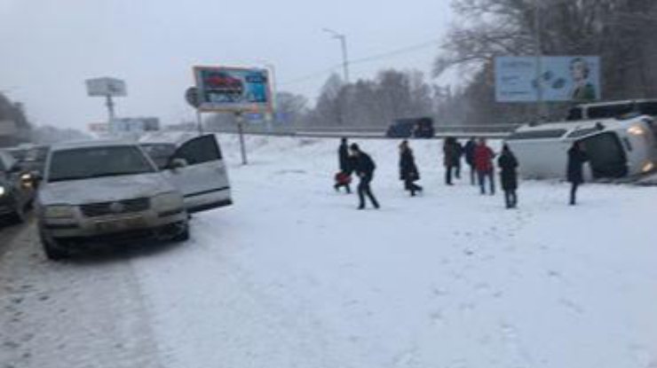 Погода усложнила ситуацию на дорогах. Фото: strana.ua