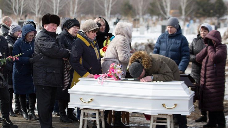 Родные прощаются с погибшими. Фото: Максим Лисов / Reuters.