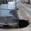 В Одессе автомобиль провалился в 4-метровую яму