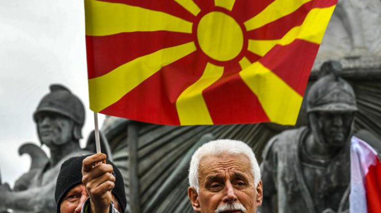 В Македонии тысячи людей протестуют против изменения названия страны 