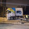 В Киеве грузовик снес столб и перекрыл движение (фото)