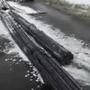 В Киеве из грузовика на ходу выпали металлические прутья (видео)