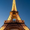 В Париже "перекрасили" Эйфелеву башню (фото)