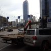 В Киеве эвакуатор "наказал" авто-нарушителя (фото)